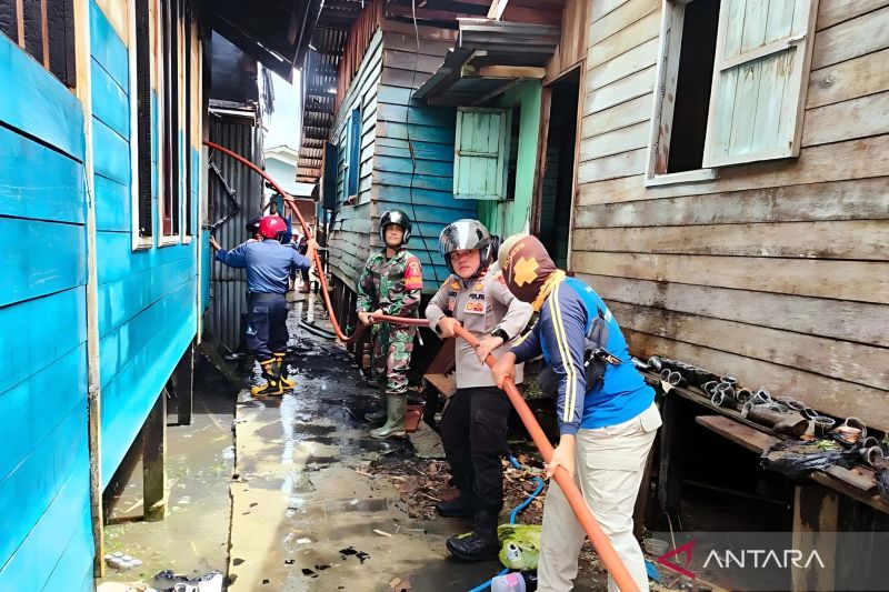 TNI-Polri berhasil padamkan kebakaran 12 rumah di Malinau